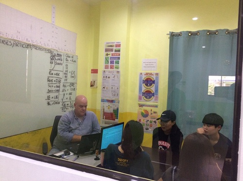 hinh-anh-lop-hoc-nhom-cung-gv-den-tu-anh