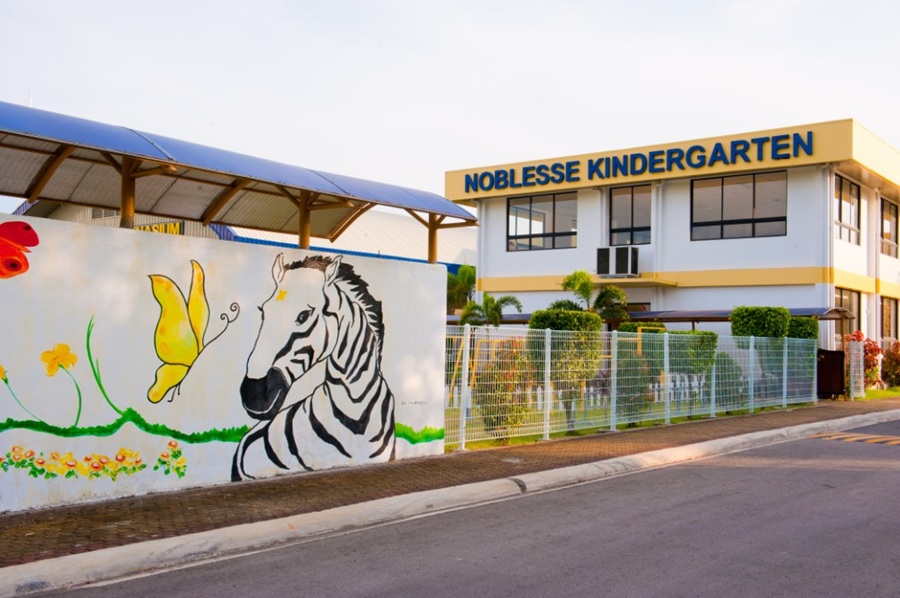 bao-cao-tham-quan-truong-quoc-te-nis-tai-clark