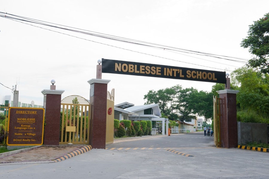 bao-cao-tham-quan-truong-quoc-te-nis-tai-clark2