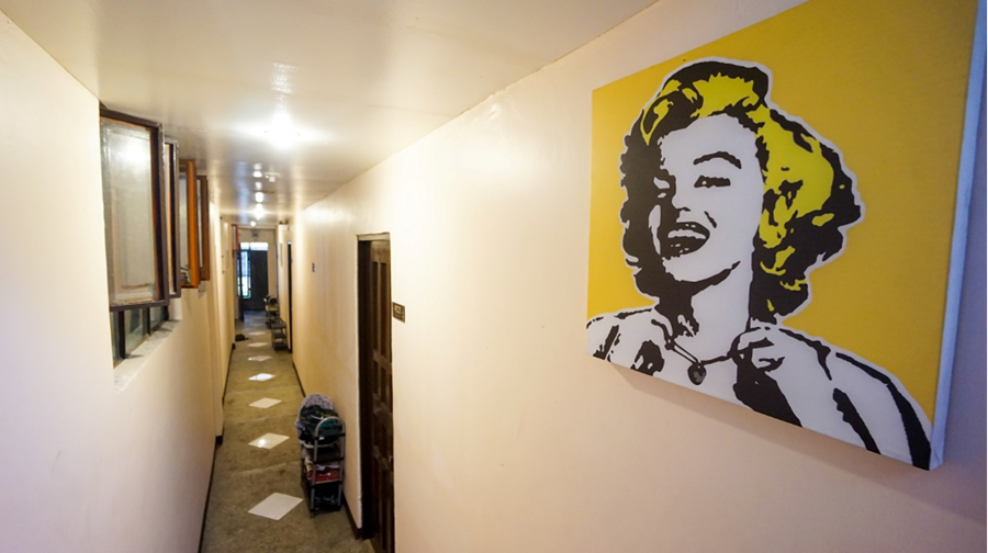 hanh-lang-ky-tuc-xa-truong-aj