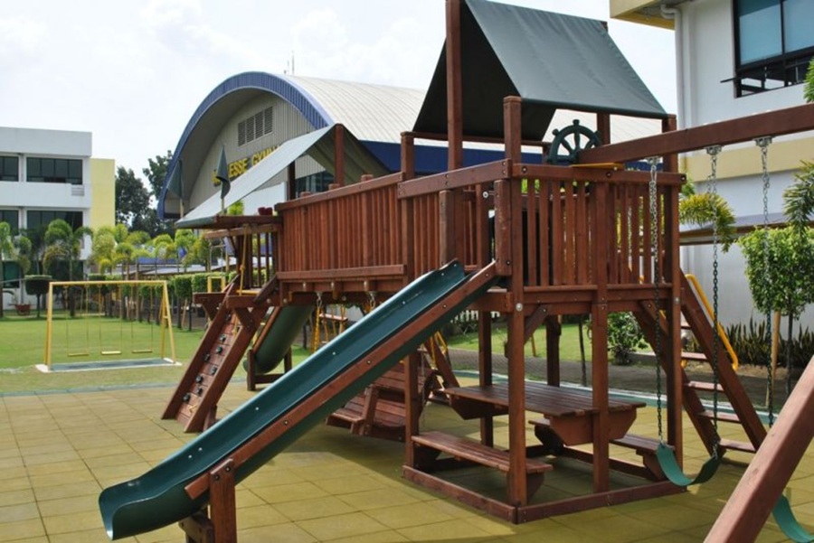 bao-cao-tham-quan-truong-quoc-te-nis-tai-clark8